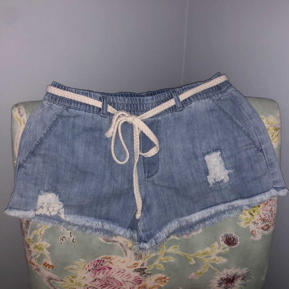 Super cute elastic band shorts with rope belt